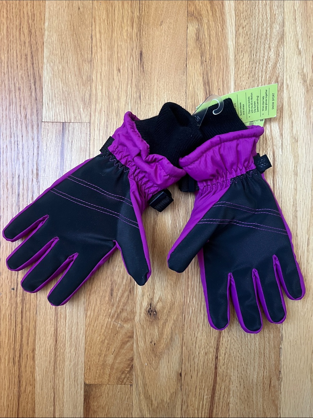 NWT Snow Gloves - Picture 3 of 3